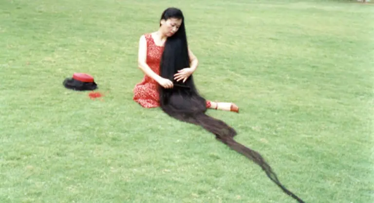Laengste-Haare-Xie-Qiuping-China-laesst-ihr-Haar-seit-ihrem-13-Lebensjahr-1973-wachsen-Bei-einer-Messung-am-8-Mai-2004-war-es-5-627-m-lang