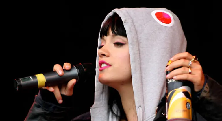 Ja-Die-dunkelhaarige-Lily-Allen-treibt-es-noch-ein-bisschen-mehr-auf-die-Spitze-und-kokettiert-mit-ihrer-Drogenvergangenheit