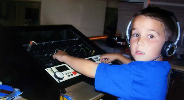 Juengster-Club-DJ-DJ-Jack-Hill-GB-legte-bereits-im-zarten-Alter-von-7-Jahren-und-98-Tagen-in-Clubs-auf-Jack-begann-im-Alter-von-nur-drei-Jahren-mit-als-DJ-aufzulegen-und-arbeitet-mit-normal-grossen-Geraeten-muss-aber-auf-einer-Kiste-stehen-um-die-Regler-zu-erreichen