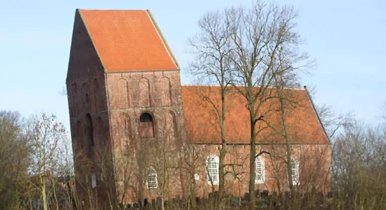 Schiefster-Turm-der-Welt-Laut-einer-Messung-vom-Januar-2007-hat-der-Turm-der-protestantischen-Kirche-in-Suurhusen-Ostfriesland-eine-Neigung-von-5-1939-Damit-wurde-der-zuvor-vom-beruehmteren-schiefen-Turm-von-Pisa-gehaltene-Rekord-gebrochen