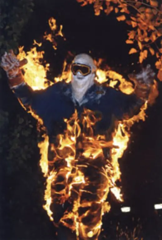 Laengster-Brand-eines-Koerpers-Ted-A-Batchelor-USA-professioneller-Stuntman-stand-am-17-Juli-2004-auf-einer-Insel-im-Ledges-Quarry-Park-Nelson-Ohio-USA-einen-2-Minuten-und-38-Sekunden-dauernden-Ganzkoerperbrand-ohne-Sauerstoffzufuhr-durch