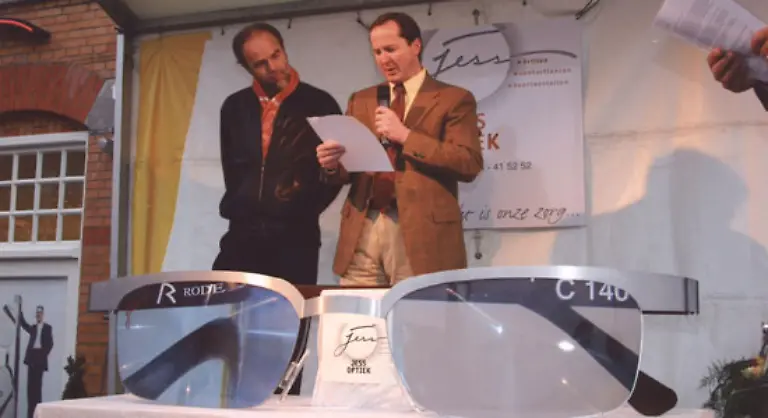 Groesste-Brille-Im-Dezember-2004-stellte-Errold-Jessurun-Niederlande-ein-Mitarbeiter-von-Jess-Optiek-in-Weesp-eine-1-94-m-breite-Brille-mit-68-cm-grossen-Glaesern-her