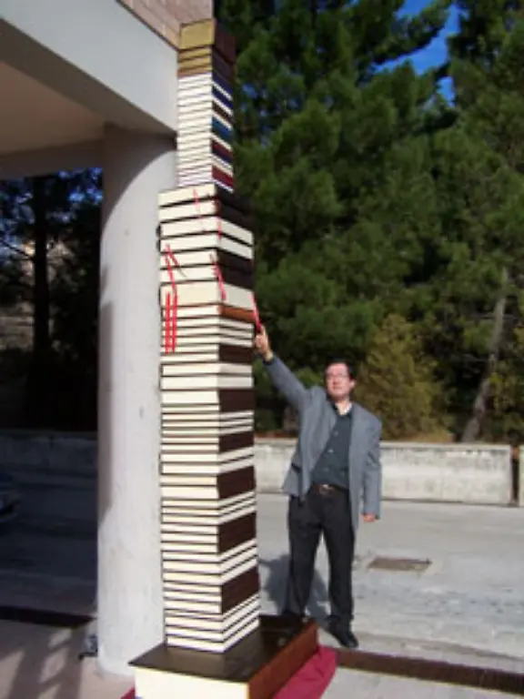 Ein-Riesenstapel-Michele-Santelia-hat-aus-den-Werken-die-er-rueckwaerts-abgetippt-hat-einen-3-78-m-hohen-Turm-gebaut-Das-groesste-eine-Ausgabe-des-Aegyptischen-Totenbuchs-liegt-ganz-unten-im-Stapel-Das-Buch-wiegt-78-8-kg-und-hat-610-Seiten