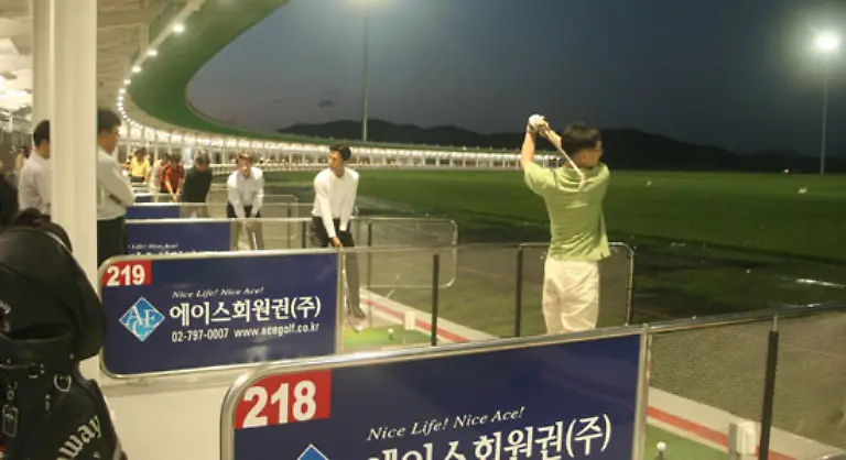 Groesste-Driving-Range-Der-SKY72-Golf-Club-Dream-Golf-Range-in-Joong-Ku-Incheon-Suedkorea-ist-mit-300-Abschlagplaetzen-und-Einzelbahnen-die-groesste-Driving-Range-der-Welt