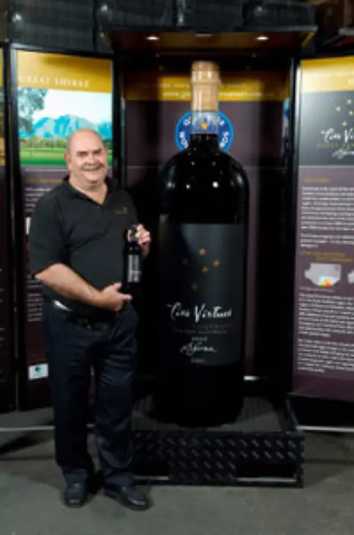 Groesste-Weinflasche-Die-weltgroesste-Weinflasche-ist-1-95-m-hoch-und-enthaelt-290-Liter-Wein