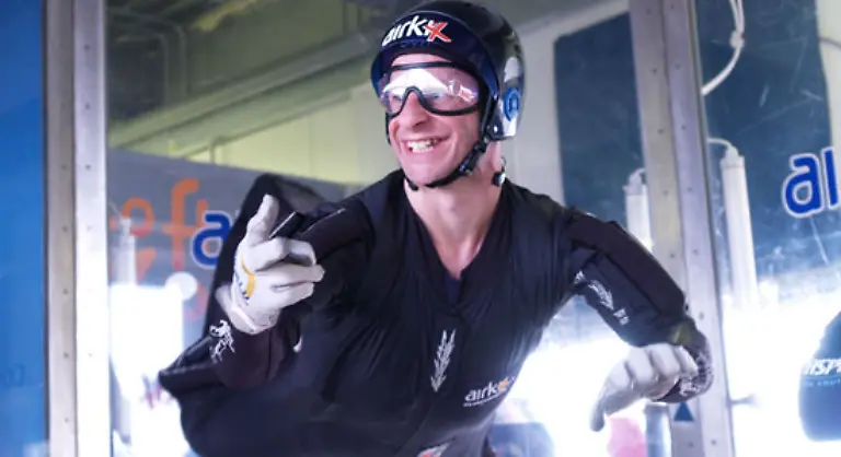 Laengster-freier-Fall-in-einem-Gebaeude-Andy-Scott-schwebte-im-Maerz-2007-im-Airkix-Windtunnel-des-Xscape-Centre-in-Milton-Keynes-GB-fuer-1-18-22-Stunden-ununterbrochen-in-der-Luft-Der-Windkanal-Turm-hat-eine-Hoehe-von-10-m-und-einen-Durchmesser-von-3-66-m