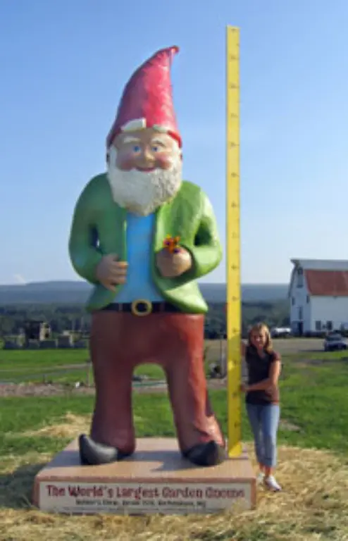 Groesster-Gartenzwerg-Der-groesste-Gartenzwerg-wurde-von-Maria-Reidelbach-mit-Unterstuetzung-von-Ken-Brown-und-John-Hutchison-alle-USA-hergestellt-Er-ist-4-11-m-gross-und-steht-auf-dem-Minigolfplatz-Gnome-on-the-Grange-in-Kerhonkson-im-US-Bundesstaat-New-York