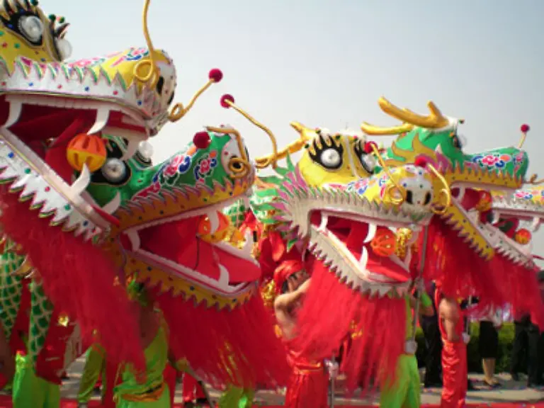 Groesste-Ansammlung-tanzender-Drachen-Insgesamt-55-tanzende-Drachen-nahmen-am-10-April-2007-an-der-Eroeffnungsfeier-des-25-Luoyang-Peony-Festivals-in-der-Provinz-Henan-China-teil