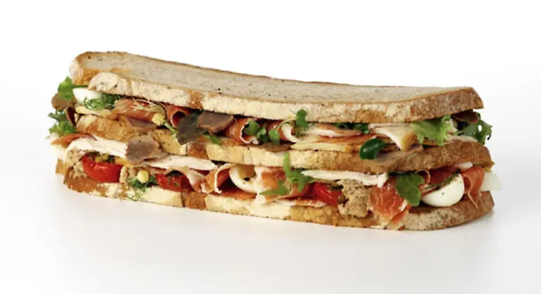 Teuerstes-Sandwich-Es-steht-auf-der-Speisekarte-im-Cliveden-in-Buckinghamshire-Der-Teig-ist-24-Stunden-gegangen-Es-ist-belegt-mit-Iberischem-Schinken-Poulet-de-Bresse-weissem-Trueffel-Wachteleiern-und-halbgetrockneten-italienischen-Tomaten-und-kostet-118-Euro