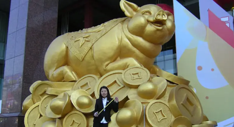 Groesstes-Sparschwein-Am-2-Mai-2007-wurde-in-Shenyang-China-ein-goldenes-Sparschwein-enthuellt-Es-ist-5-60-m-lang-3-96-m-hoch-hat-einen-Umfang-von-14-60-m-und-wiegt-etwa-3-Tonnen