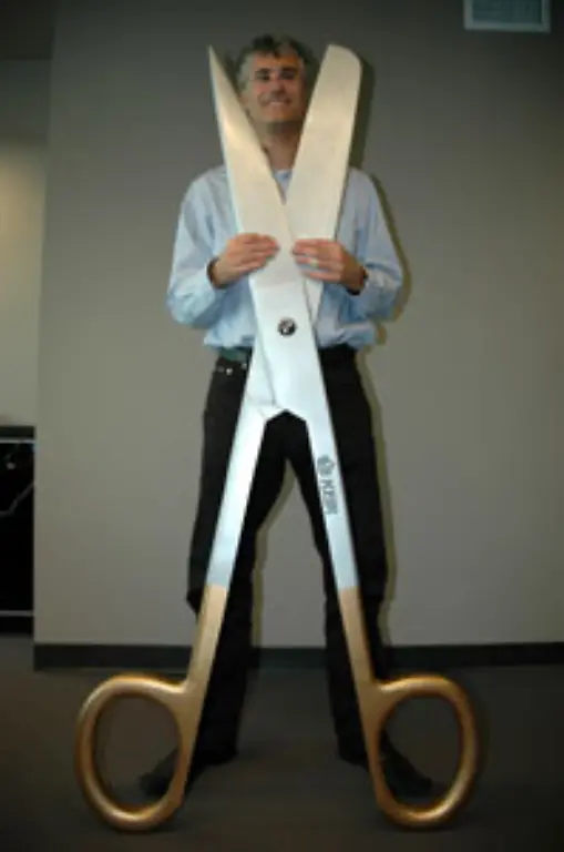 Groesste-Schere-Eine-funktionstuechtige-Schere-mit-einer-Laenge-von-1-78-Meter-von-der-Spitze-bis-zum-Griff-wurde-von-Michael-Fish-Kanada-und-seinem-Team-bei-Keir-Surgical-Ltd-herstellt