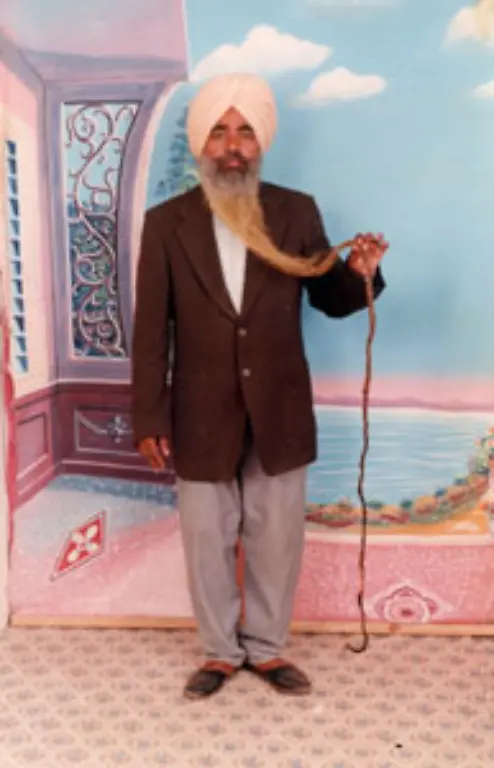Laengster-Bart-Am-18-August-1997-wurde-der-Bart-von-Shamsher-Singh-Indien-gemessen-Vom-Kinn-bis-zur-Bartspitze-war-er-erstaunliche-1-83-m-lang