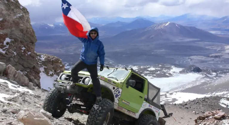 Groesste-mit-einem-Auto-erreichte-Hoehe-Gonzalo-Bravo-und-Eduardo-Canales-Chile-fuhren-im-April-2007-in-ihrem-umgebauten-1986er-Suzuki-Samurai-an-den-Haengen-des-nahe-der-Atacama-Wueste-gelegenen-Vulkans-Ojos-Del-Salado-bis-auf-6688-m-hoch