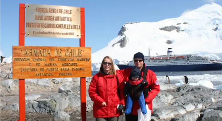 Juengster-Reisender-auf-allen-sieben-Kontinenten-Am-4-Januar-2007-im-Alter-von-355-Tagen-besuchte-er-die-Antarktis-den-siebten-Kontinent-seit-seiner-Geburt-Mit-seinen-Eltern-Neil-Staff-und-Susan-Crawford-war