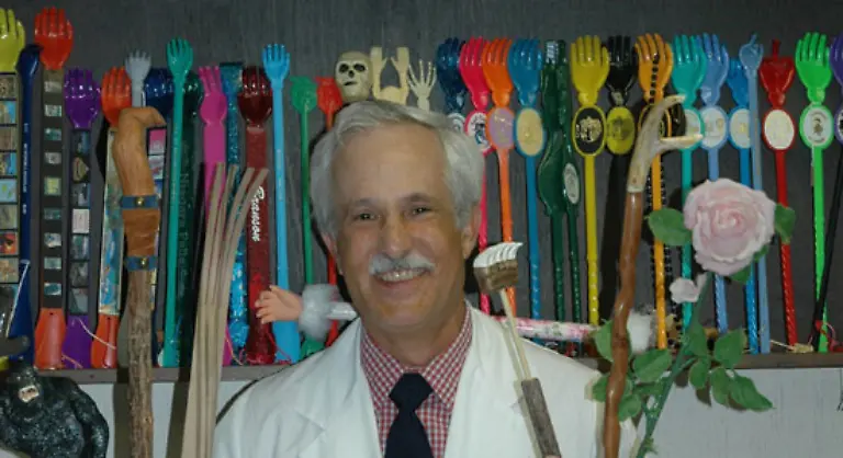 Rueckenkratzer-Manfred-S-Rothstein-USA-besitzt-518-Rueckenkratzer-die-er-in-seiner-Klinik-fuer-Dermatologie-in-Fayetteville-North-Carolina-USA-aufbewahrt-Er-sammelt-sie-seit-den-1970er-Jahren