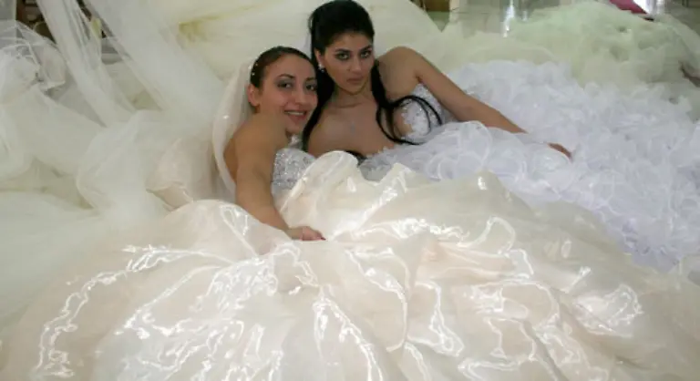 Laengste-Schleppe-eines-Brautkleids-Die-laengste-Schleppe-eines-Brautkleids-mass-unglaubliche-1362-m-Flach-ausgebreitet-ist-sie-so-lang-wie-20-Jumbo-Jets-Sie-wurde-fuer-ein-Brautmodengeschaeft-auf-Zypern-kreiert