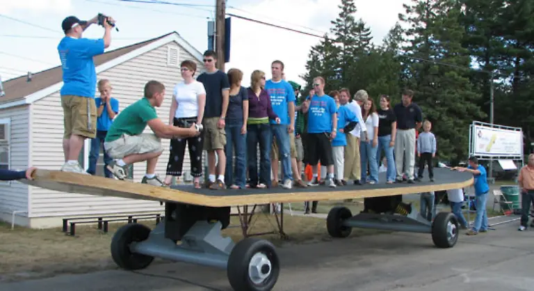Groesstes-Skateboard-Im-August-2007-entwarfen-und-bauten-US-Studenten-ein-9-4-m-langes-2-4-m-breites-und-1-19-m-hohes-Skateboard-Es-wurde-in-Escanaba-in-Michigan-USA-hergestellt