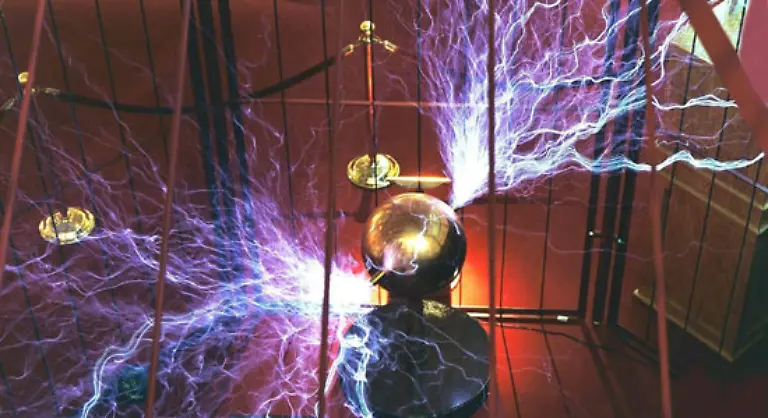 Staerkste-Tesla-Spule-Die-Tesla-Spule-im-Mid-America-Science-Museum-in-Hot-Springs-Arkansas-USA-kann-eine-Spannung-von-1-5-Mio-Volt-erzeugen-zum-Vergleich-ein-Fliegenfaenger-arbeitet-mit-1-5-Volt