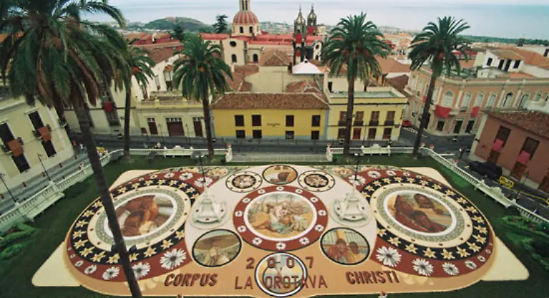 Groesstes-Sandgemaelde-Anlaesslich-der-Feier-zu-Ehren-des-Schutzheiligen-wurde-im-Juni-2007-auf-dem-Rathausplatz-von-La-Oratava-auf-Teneriffa-ein-859-42-Quadratmeter-grosses-Sandgemaelde-geschaffen