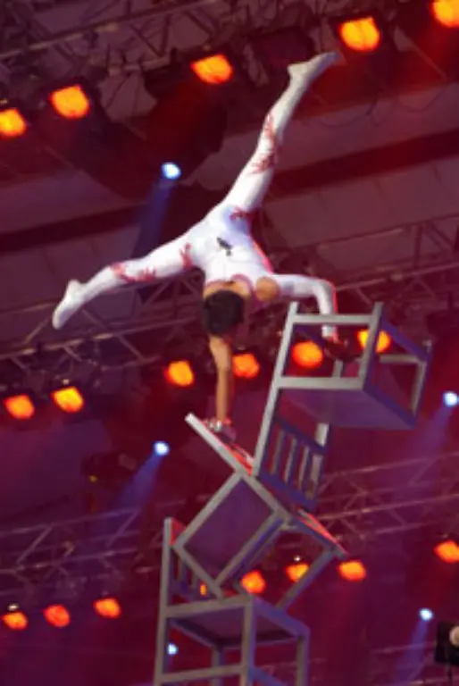 Hoechster-Stuhlstapel-Balance-Akt-Am-15-September-2007-balancierte-Luo-Jun-China-von-der-Akrobatikgruppe-Zun-Yi-in-Peking-auf-11-aufeinandergestellten-Stuehlen