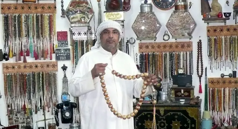 Meiste-Rosenkraenze-Mohammed-Yahya-Al-Aseeri-Saudi-Arabien-hatte-bis-Ende-August-2007-3220-Rosenkraenze-gesammelt-Die-Perlenketten-sind-eng-mit-dem-roemisch-katholischen-Glauben-verbunden-werden-aber-auch-in-anderen-Religionen-verwendet