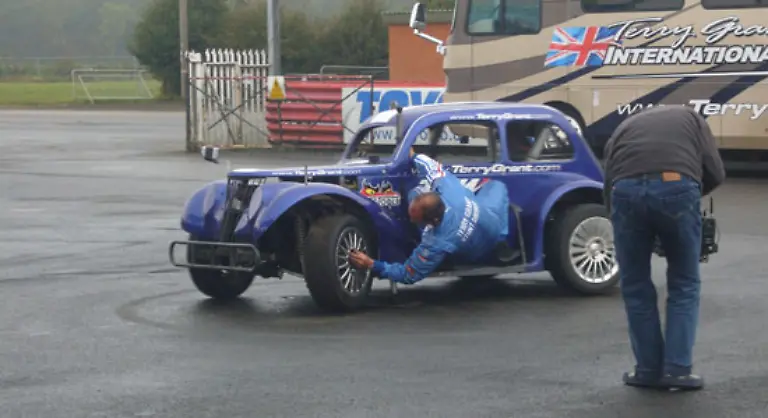 Schnellster-Radwechsel-an-einem-sich-drehenden-Auto-Terry-Grant-GB-gelang-im-Oktober-2007-in-Wellingborough-Northamptonshire-GB-an-einem-sich-um-die-Vorderachse-im-Kreis-drehenden-Auto-ein-Wechsel-des-Vorderrades-in-nur-3-min-und-47-sek