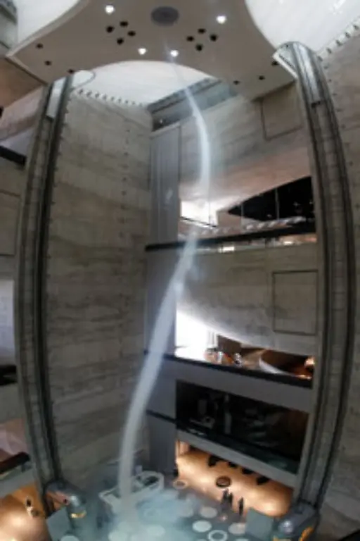 Groesster-kuenstlich-erzeugter-Tornado-Das-Mercedes-Benz-Museum-in-Stuttgart-verfuegt-ueber-ein-einmaliges-Rauchabzugssystem-Bei-Feueralarm-wird-ein-Luftstrom-im-Innenhof-des-Museums-erzeugt