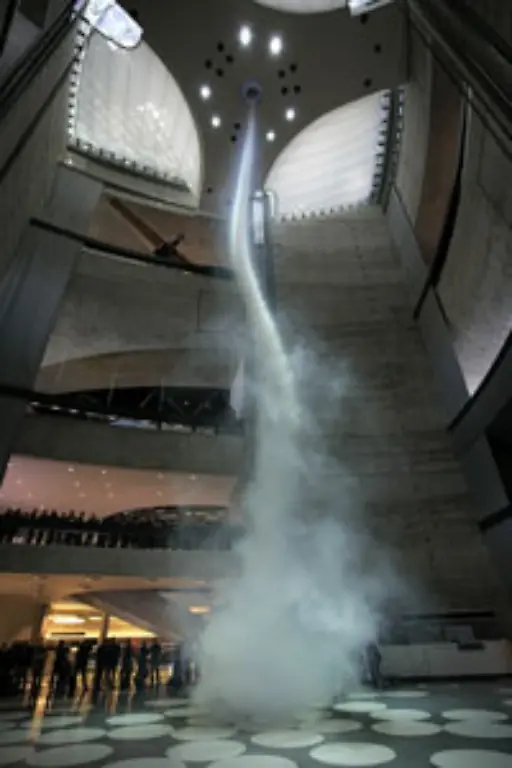 der-einen-34-40-m-hohen-Tornado-bildet-dadurch-wird-der-Rauch-gesammelt-und-dann-durch-ein-Abzugsgeblaese-oben-im-Gebaeude-nach-aussen-geleitet