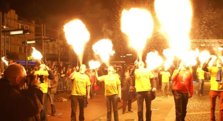 Meiste-Feuerspucker-Im-Maerz-2007-spuckten-am-Heuvelplein-in-Tilburg-Niederlande-115-Menschen-gleichzeitig-Feuer