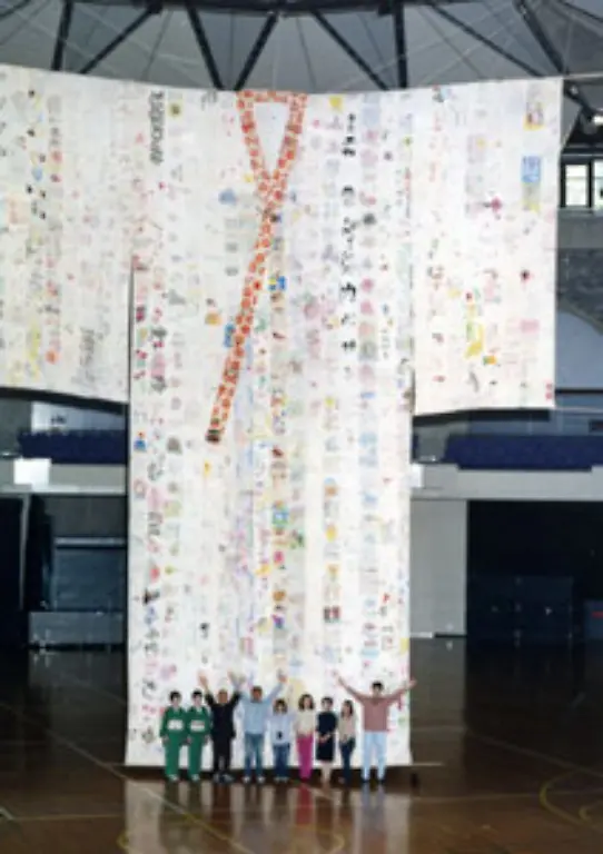 Groesster-Kimono-Am-23-Maerz-2001-wurde-anlaesslich-des-Nationalen-Kimono-Festivals-in-Cho-Kagoshima-Japan-der-groesste-Kimono-der-Welt-genaeht-Das-gigantische-Kleidungsstueck-war-11-72-m-breit-12-8-m-lang-und-wog-100-kg