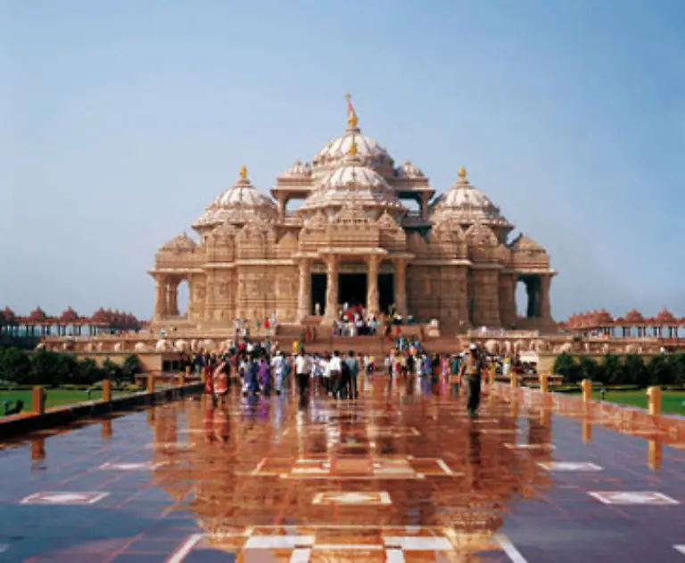 Groesster-Hindutempel-Der-Swaminarayan-Akshardham-in-Neu-Delhi-hat-eine-Gesamtflaeche-von-8021-Quadratmetern-Der-Tempel-wurde-in-fuenf-Jahren-von-11-000-Handwerkern-erbaut-Er-ist-108-5-m-lang-96-3-m-breit-und-42-9-m-hoch