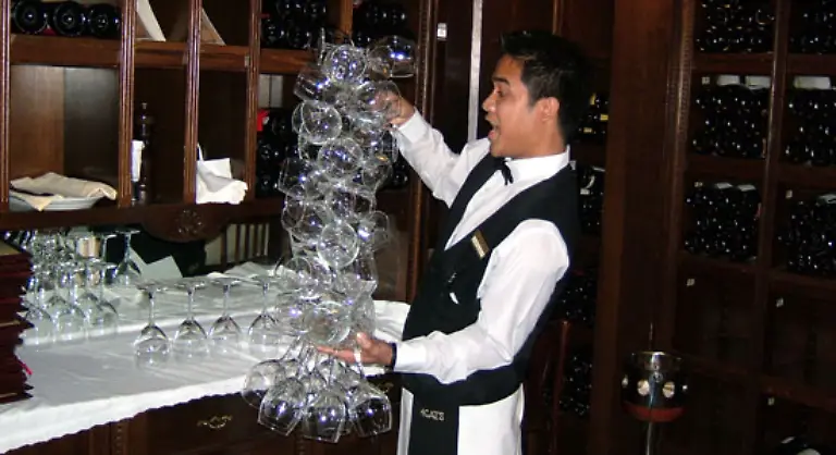 Meiste-Weinglaeser-in-einer-Hand-Im-Oktober-2007-hielt-Reymond-Adina-im-Quatre-Cats-Restaurant-in-Barcelona-39-Weinglaeser-mit-einer-Hand-In-Barcelona-herrscht-ein-reger-Wettbewerb-zwischen-den-Kellnern-diesen-tollen-Rekord-zu-brechen