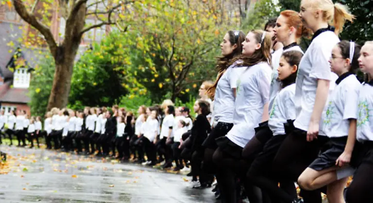 Laengste-Riverdance-Line-Bei-den-Feiern-zum-GUINNESS-WORLD-RECORDS-TAG-2007-am-8-November-tanzten-216-Taenzer-von-den-CLRG-Dance-Schools-in-der-Provinz-Leinster-IRL-in-einer-Riverdance-Line