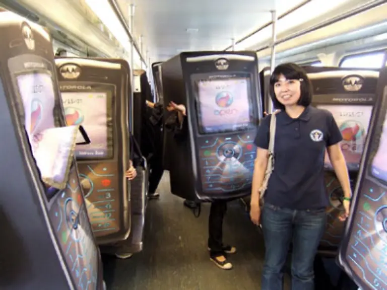 Groesste-Handy-Zusammenkunft-Im-November-2007-fand-Kaoru-von-GWR-sich-in-San-Juan-Puerto-Rico-von-riesigen-Handys-umringt-mit-275-die-weltweit-groesste-Zusammenkunft-von-Menschen-die-sich-als-Handys-verkleidet-hatten