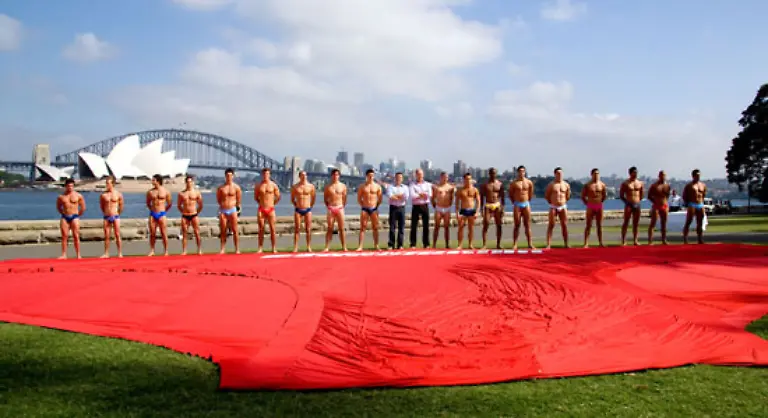 Groesste-Unterhose-Im-November-2007-praesentierte-der-Bademoden-und-Unterwaeschehersteller-aussieBum-im-Royal-Botanic-Gardens-in-Sydney-der-Oeffentlichkeit-eine-15-9-m-breite-und-10-5-m-hohe-Unterhose