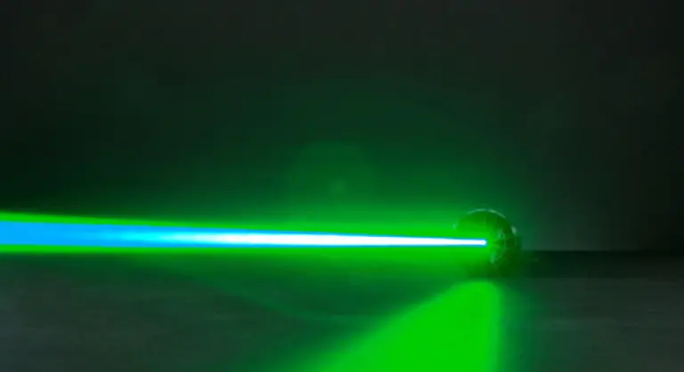 Staerkster-tragbarer-Laser-Bei-drei-fuenfminuetigen-Tests-mit-zwei-separaten-Photonenmessgeraeten-emittierte-der-Hercules-500-einen-Spitzenwert-von-1-W-und-einen-Durchschnitt-von-940-mW-20-mW-hellgruenen-Laserlichts-532-nm