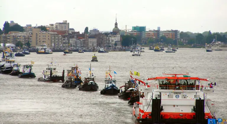Laengste-Schlepperflotte-Im-Juni-2007-stellte-die-Binnenschifffahrtsgesellschaft-De-Binnenvaart-in-Dordrecht-Niederlande-eine-Flottille-von-148-Schleppern-auf-die-eine-ueber-3-km-lange-Strecke-zuruecklegte