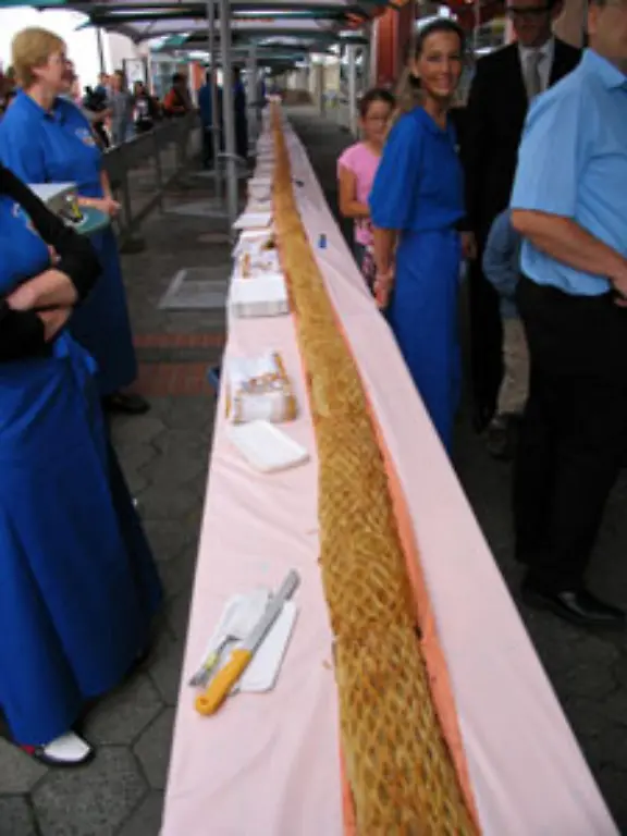 Laengster-Strudel-Im-September-2007-stellten-die-Freunde-der-Buett-und-die-Baeckerei-Flesch-in-Bitburg-gemeinsam-einen-63-81-m-langen-Strudel-her