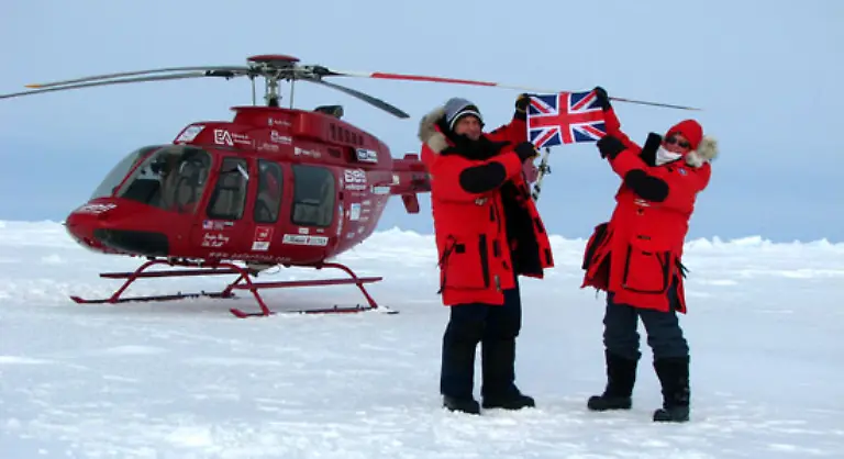 Erste-Pol-zu-Pol-Weltumrundung-per-Hubschrauber-Jennifer-Murray-und-Colin-Bodill-GB-stellten-vom-5-12-2006-bis-23-05-2007-mit-ihrem-Bell-407-Helikopter-den-Rekord-fuer-die-erste-und-schnellste-Pol-zu-Pol-Weltumrundung-per-Hubschrauber-auf