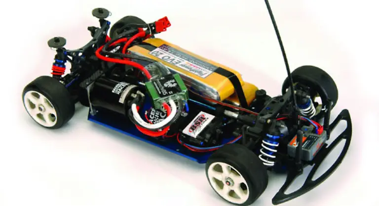 Schnellstes-funkgesteuertes-Modellauto-Die-hoechste-Geschwindigkeit-die-jemals-von-einem-batteriebetriebenen-funkgesteuerten-Modellauto-erzielt-wurde-betraegt-216-29-km-h