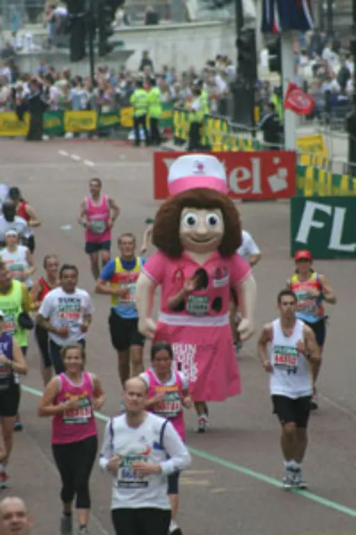 Groesstes-Laeuferkostuem-Tim-Rogers-GB-lief-den-Flora-London-Marathon-in-London-am-22-April-2007-in-einem-4-27-m-hohen-Kostuem-zugunsten-der-Organisation-WellChild