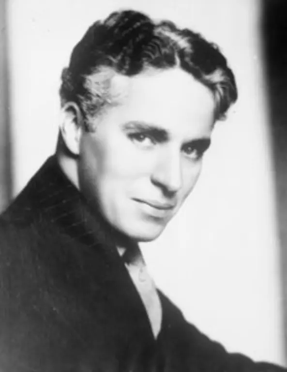 Es-ist-die-beruehmteste-Rolle-von-Charles-Spencer-Chaplin-der-am-16-April-1889-in-London-als-juengstes-Kind-einer-Entertainer-Familie-geboren-wird