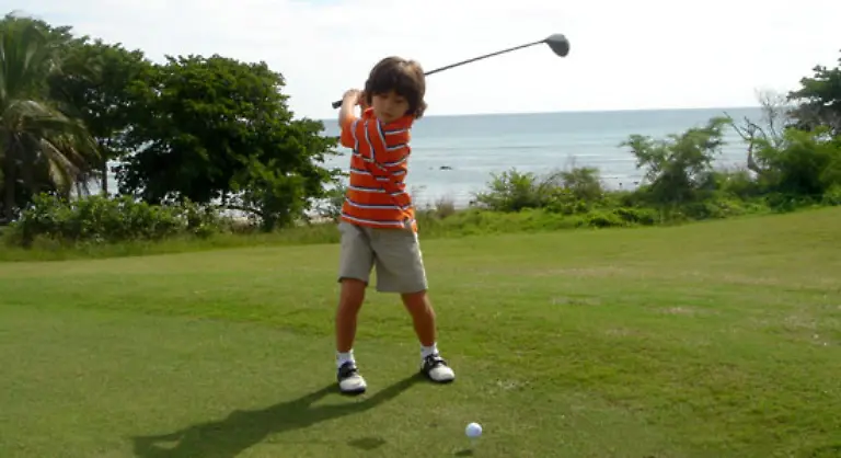 Juengster-Spieler-mit-einem-Hole-in-one-Erfolg-Christian-Carpenter-USA-war-erst-4-Jahre-und-195-Tage-alt-als-er-am-18-Dezember-1999-im-Mountain-View-Golf-Club-in-Hickory-North-Carolina-USA-den-Ball-mit-einem-einzigen-Schlag-ins-Ziel-befoerderte