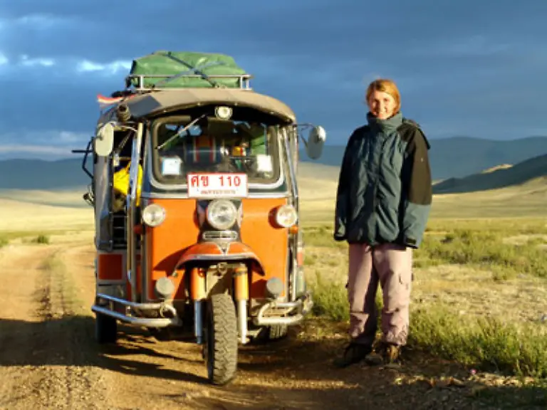 Laengste-Autorikscha-Reise-Susi-Bemsel-und-Daniel-Snaider-Deutschland-legten-vom-8-Februar-bis-17-Dezember-2005-insgesamt-37410-km-zurueck-Auf-der-Fahrt-von-Bangkok-nach-Eichstaett-besuchten-sie-Thailand-Laos