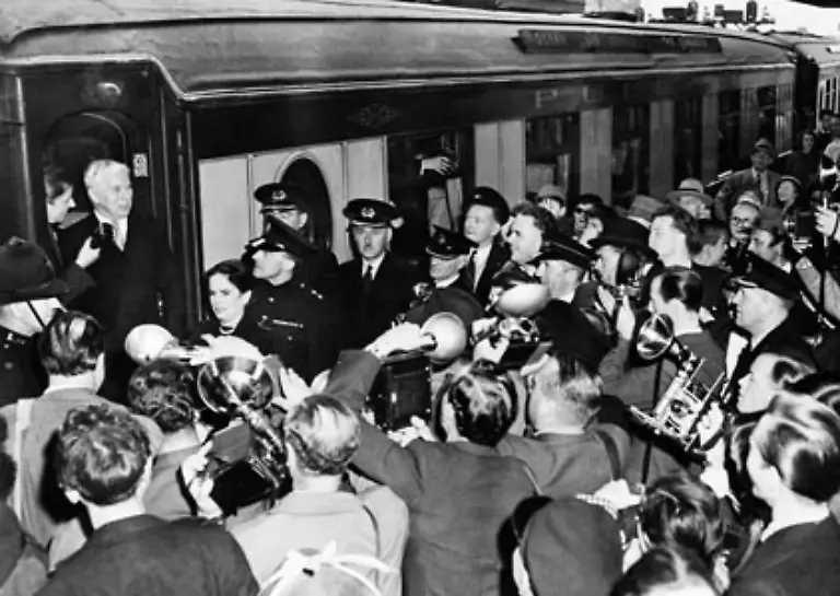 Umso-groesser-ist-die-Ueberraschung-dass-er-spaeter-nach-Hollywood-geht-und-zu-einem-der-bekanntesten-Filmstars-aufsteigt-133