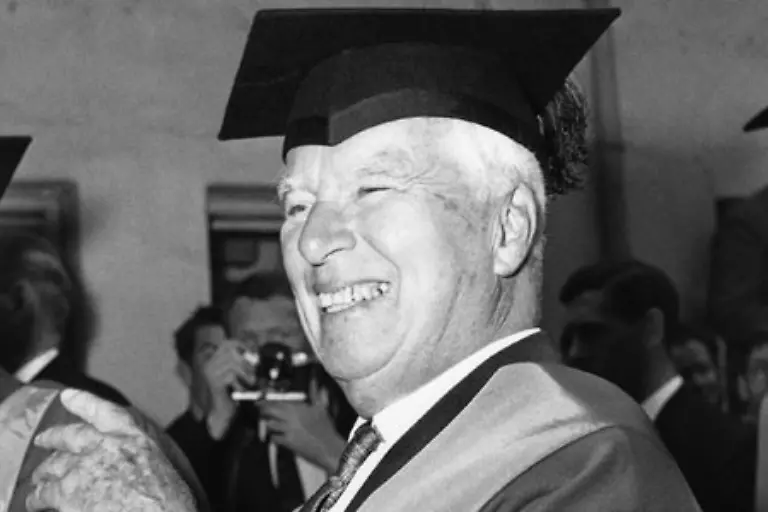 133-zum-Ritter-des-britischen-Empire-geschlagen-wird-und-akademische-Ehren-erhaelt-133