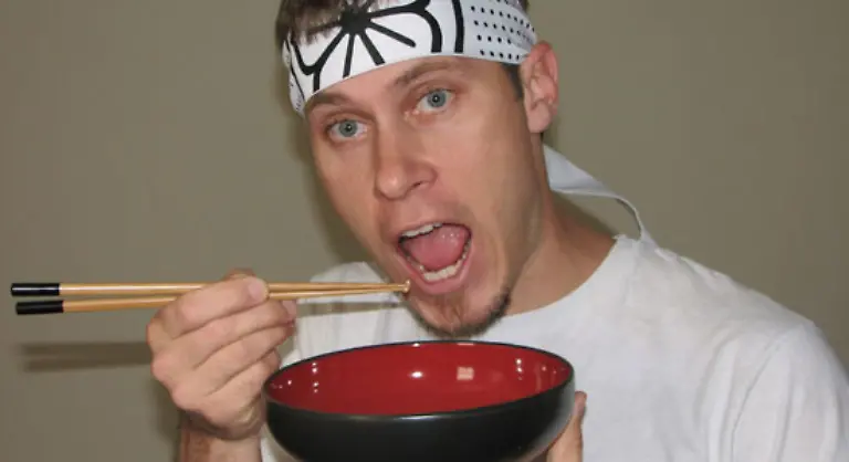 Meiste-in-drei-Minuten-verzehrte-Reiskoerner-Am-9-November-2007-ass-Rob-Beaton-USA-in-drei-Minuten-78-Reiskoerner-einzeln-nur-mit-Staebchen