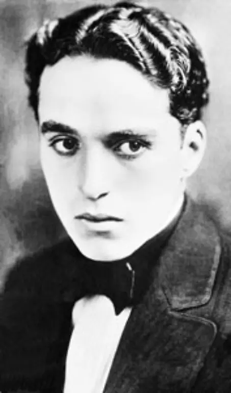 Lange-bevor-er-zum-Weltstar-wird-ist-Chaplin-bereits-ein-Buehnenprofi-Seine-ersten-Sporen-verdient-er-sich-im-Vaudeville-Unterhaltungs-Theater-der-Jahrhundertwende