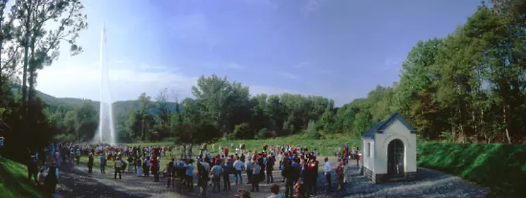 Hoechster-Kaltwasser-Geysir-Der-Geysir-Andernach-in-Andernach-Rheinland-Pfalz-stoesst-30-60-m-hohe-Wasserfontaenen-aus