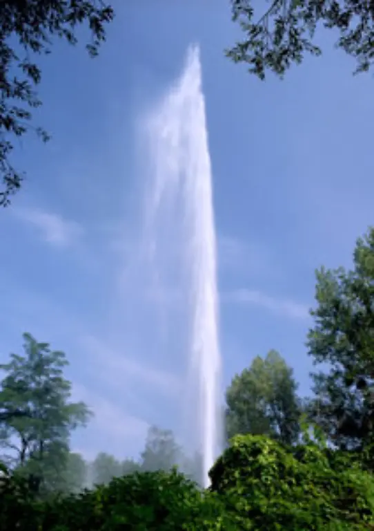 Der-350-m-tiefe-Brunnen-in-Andernach-wurde-2001-reaktiviert-Die-hoechste-am-im-September-2002-dokumentierte-Wasserfontaene-war-61-5-m-hoch-Bei-jedem-Ausstoss-schiessen-rund-7800-Liter-Wasser-aus-dem-Boden